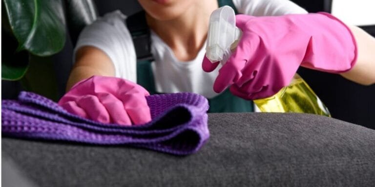 طريقة تنظيف الكنب من البقع
